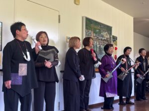 慰問活動で老人ホームを訪問しました
