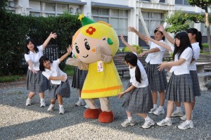 振り付けを披露するみらいちゃんと北条高校の生徒