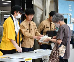 地元の高校生と模擬販売を体験しました