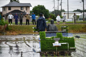 （株）ワールド・ワンの新入社員が山田錦の田植えを体験