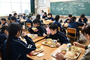 有機肥料だけで育てたサツマイモを学校給食に提供しました
