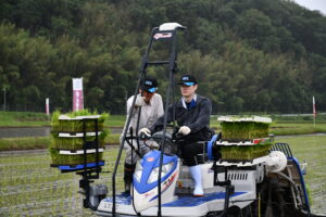田植えに挑戦！酒造会社と生産者の交流を深める